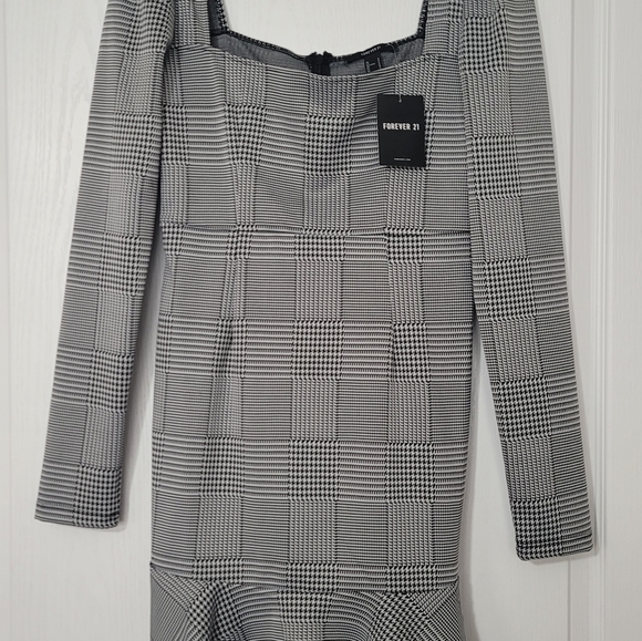 A plaid dress - Picture 3 of 5